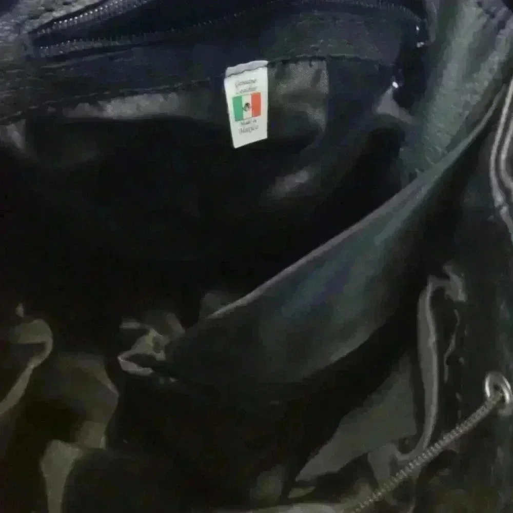 Black leather backpack 2 zippered pockets outside 1 inside 100%‎ leather medium